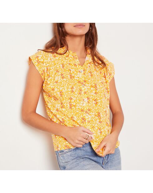 Timeo-shirt gedrukt op een gele achtergrond