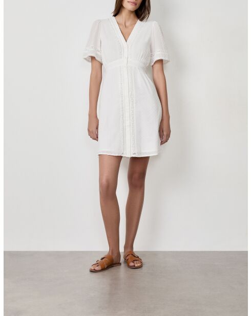 Ecrufarbenes Sommerkleid mit Stickerei