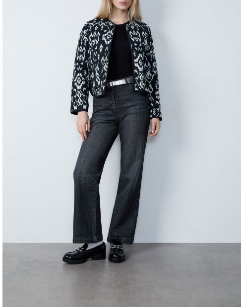 Jas Etienne gedrukt op een zwarte achtergrond