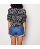 Una camicetta idilliaca stampata su sfondo nero