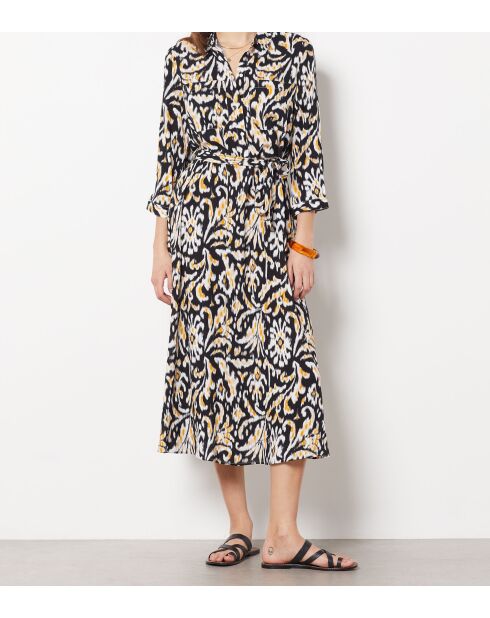 Anita jurk gedrukt op een zwarte achtergrond