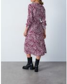 Olympia-jurk met print op de achtergrond van granaat