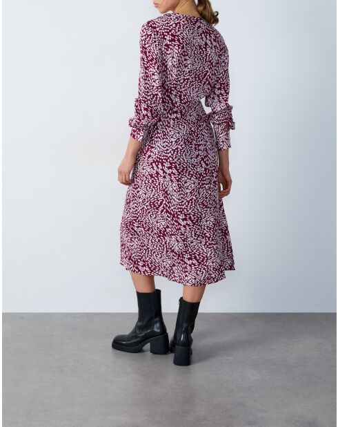 Olympia-jurk met print op de achtergrond van granaat