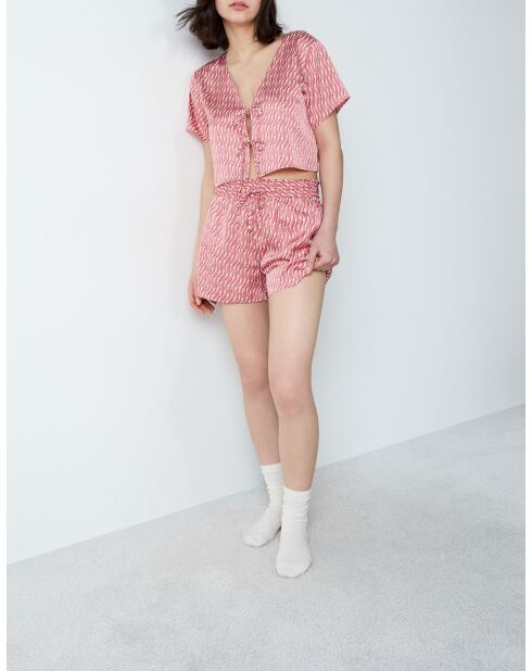 Kaila Shorts mit Backstein-Hintergrundprint