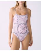 Arizonalove einteiliger Badeanzug mit rosafarbenem Hintergrund