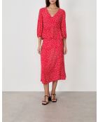 Betina blouse gedrukt op een rode achtergrond