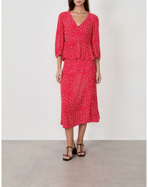 Betina blouse gedrukt op een rode achtergrond