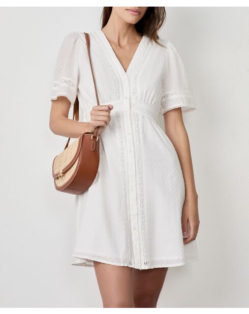 Ecrufarbenes Sommerkleid mit Stickerei