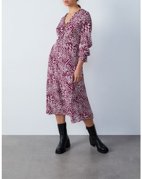 Olympia-jurk met print op de achtergrond van granaat