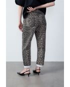 Donatien broek met luipaardprint en beige achtergrond