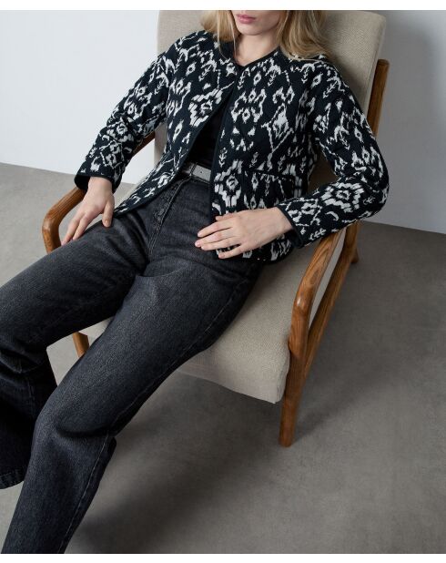 Jas Etienne gedrukt op een zwarte achtergrond