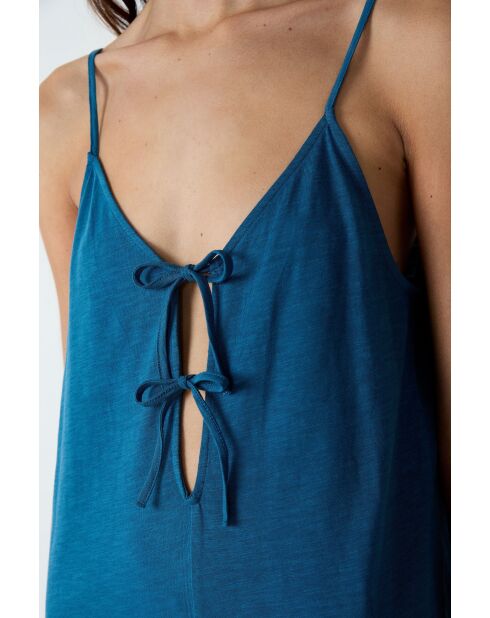 Eleanore jumpsuit uit één stuk gedrukt op een groene achtergrond