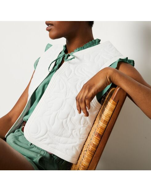 Ecru jasje met geborduurde Charlotte