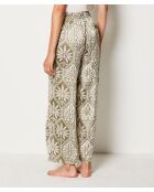 Pantalones Silan estampados sobre fondo caqui