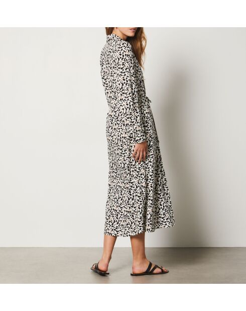 Eby jurk gedrukt op zwarte achtergrond