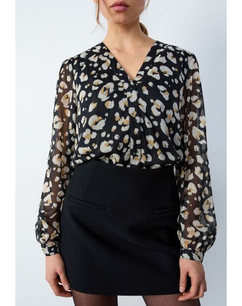 Emma shirt gedrukt op een zwarte achtergrond