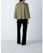 Nosi driedelige pyjama gedrukt op een zwarte achtergrond