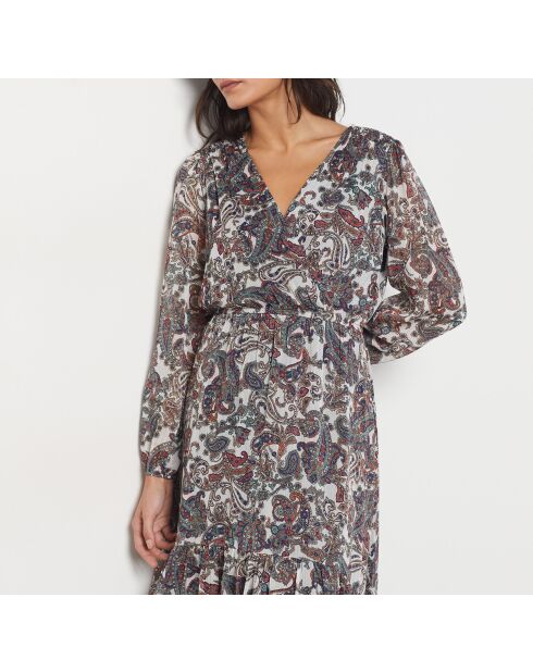 Een malone jurk gedrukt op een witte achtergrond