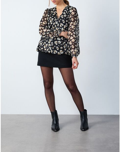 Emma shirt gedrukt op een zwarte achtergrond