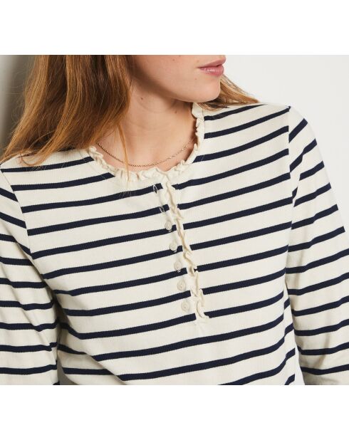 Felipa T-shirt gedrukt op witte achtergrond