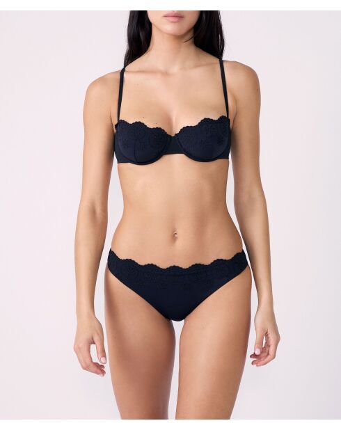 Klassischer BH in Azaleenschwarz mit Bügel und ohne Schale