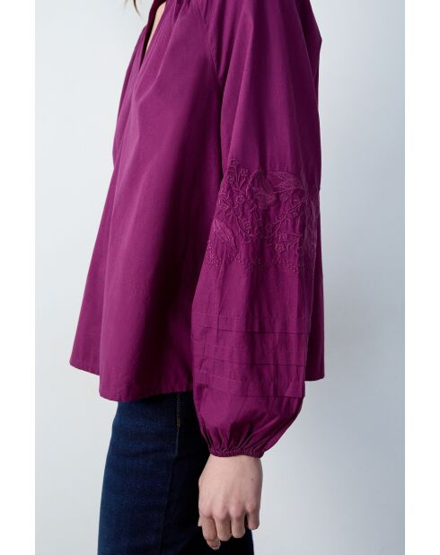 Pianobloes met borduursel van zwarte bessen