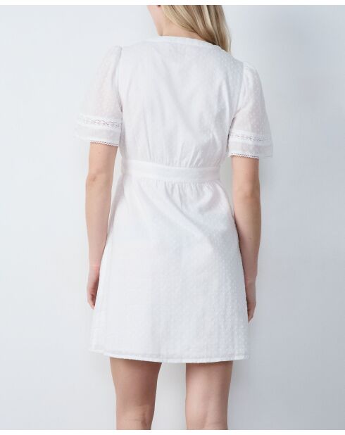 Ecrufarbenes Sommerkleid mit Stickerei