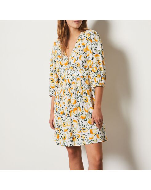 Bella jurk gedrukt op een witte achtergrond