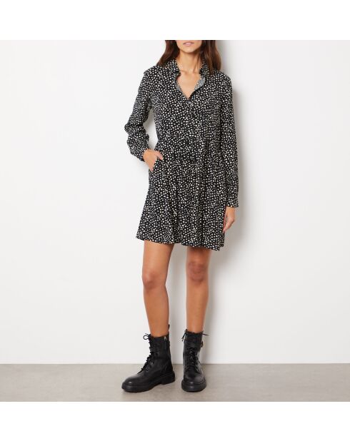 Reglissi-jurk gedrukt op een zwarte achtergrond