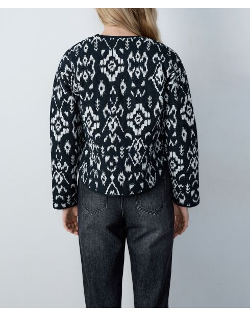 Jas Etienne gedrukt op een zwarte achtergrond