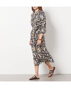 Anita jurk gedrukt op een zwarte achtergrond