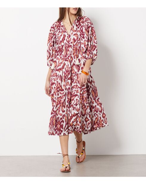 Alicia jurk met opdruk op de achtergrond van baksteen