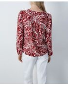 Bedrucktes Hemd Salome mit Backstein-Hintergrund