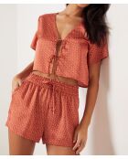 Tioko Shorts gedruckt auf grünem Hintergrund