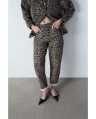 Donatien broek met luipaardprint en beige achtergrond