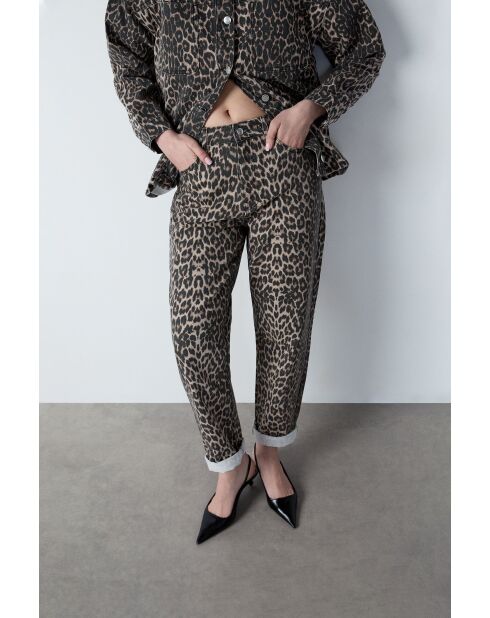 Donatien broek met luipaardprint en beige achtergrond