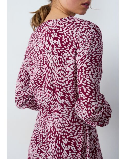 Olympia-jurk met print op de achtergrond van granaat