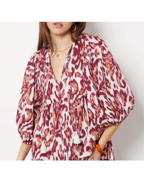 Alicia jurk met opdruk op de achtergrond van baksteen