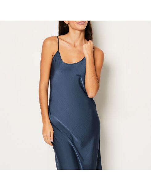 Schläfriges blaues Nachthemd