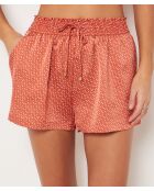 Tioko Shorts gedruckt auf grünem Hintergrund