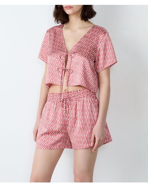 Kaila Shorts mit Backstein-Hintergrundprint