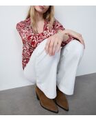 Bedrucktes Hemd Salome mit Backstein-Hintergrund