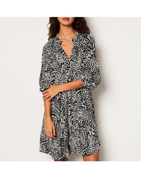 Mia jurk gedrukt op witte achtergrond