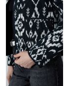 Etienne-Jacke gedruckt auf schwarzem Hintergrund