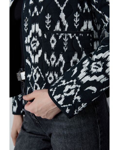 Jas Etienne gedrukt op een zwarte achtergrond