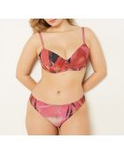 Klassischer BH mit Bügel und Flitterwochen-Muschel auf Backsteingrund