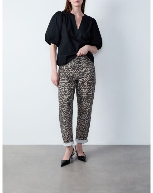 Donatien broek met luipaardprint en beige achtergrond