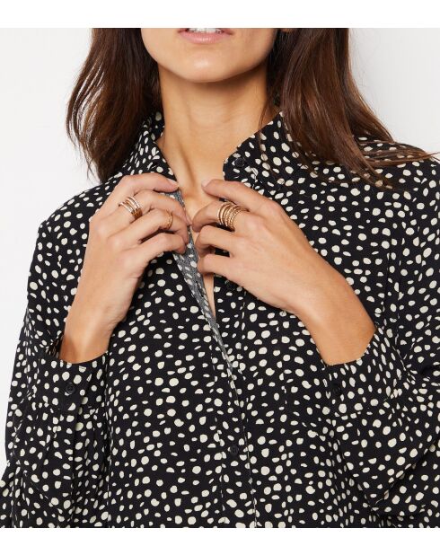 Reglissi-jurk gedrukt op een zwarte achtergrond