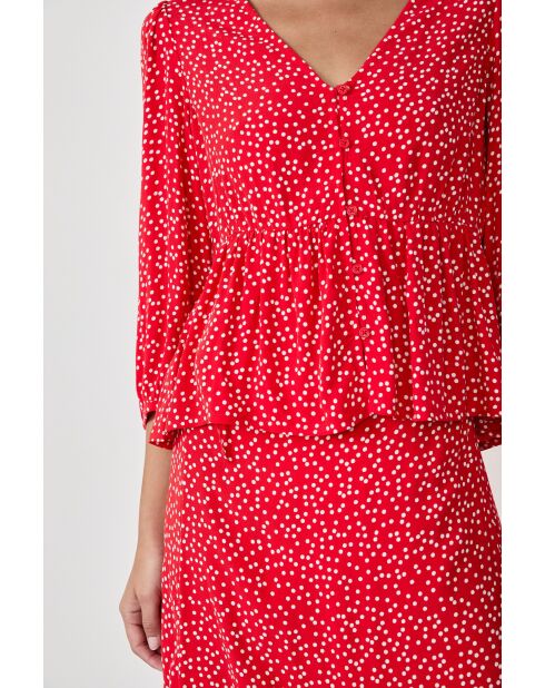 Betina blouse gedrukt op een rode achtergrond