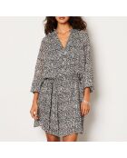 Lexie-jurk gedrukt op een zwarte achtergrond